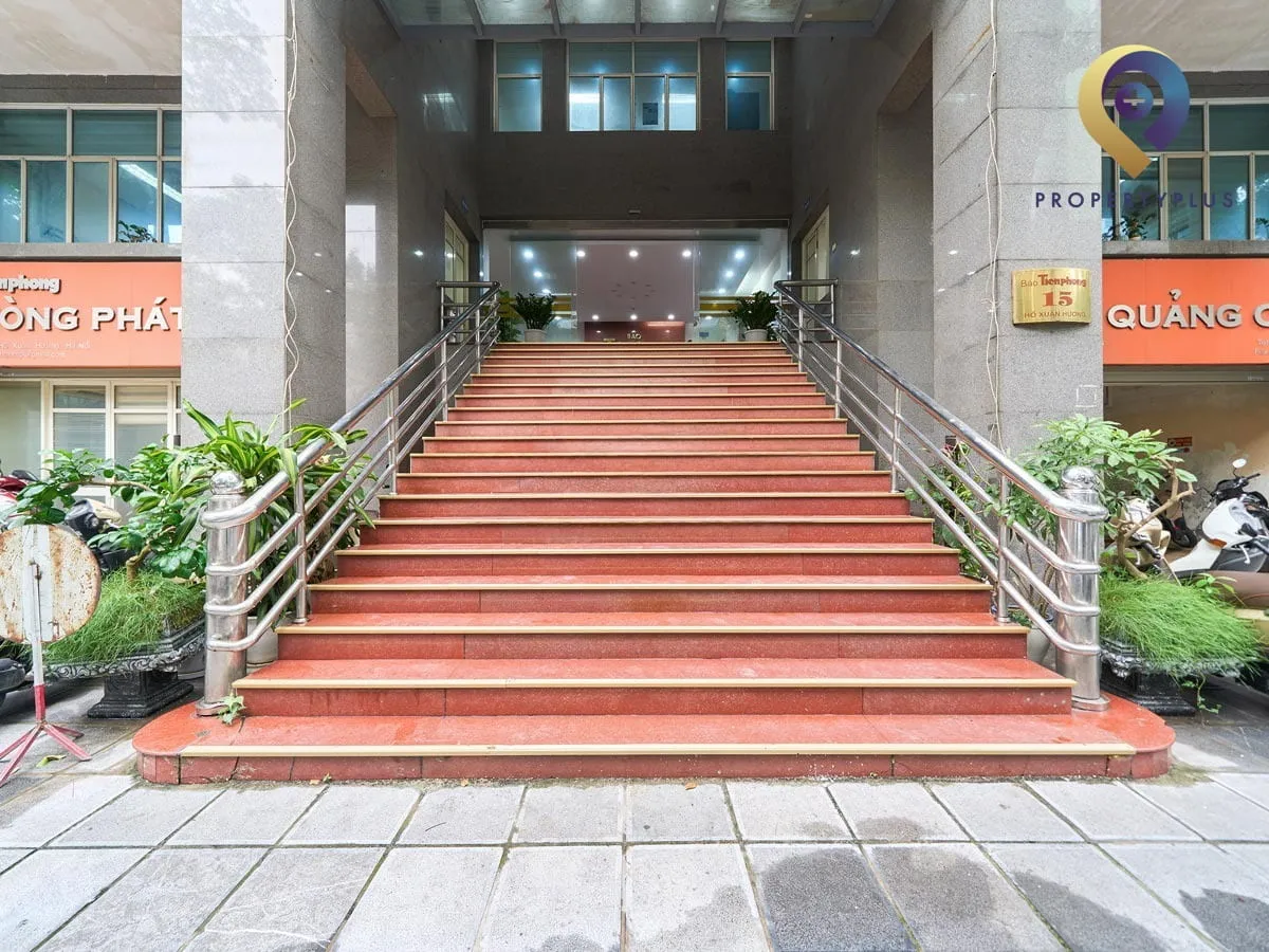 Cửa chính và bậc thềm dẫn vào tòa nhà Báo Tiền Phong.